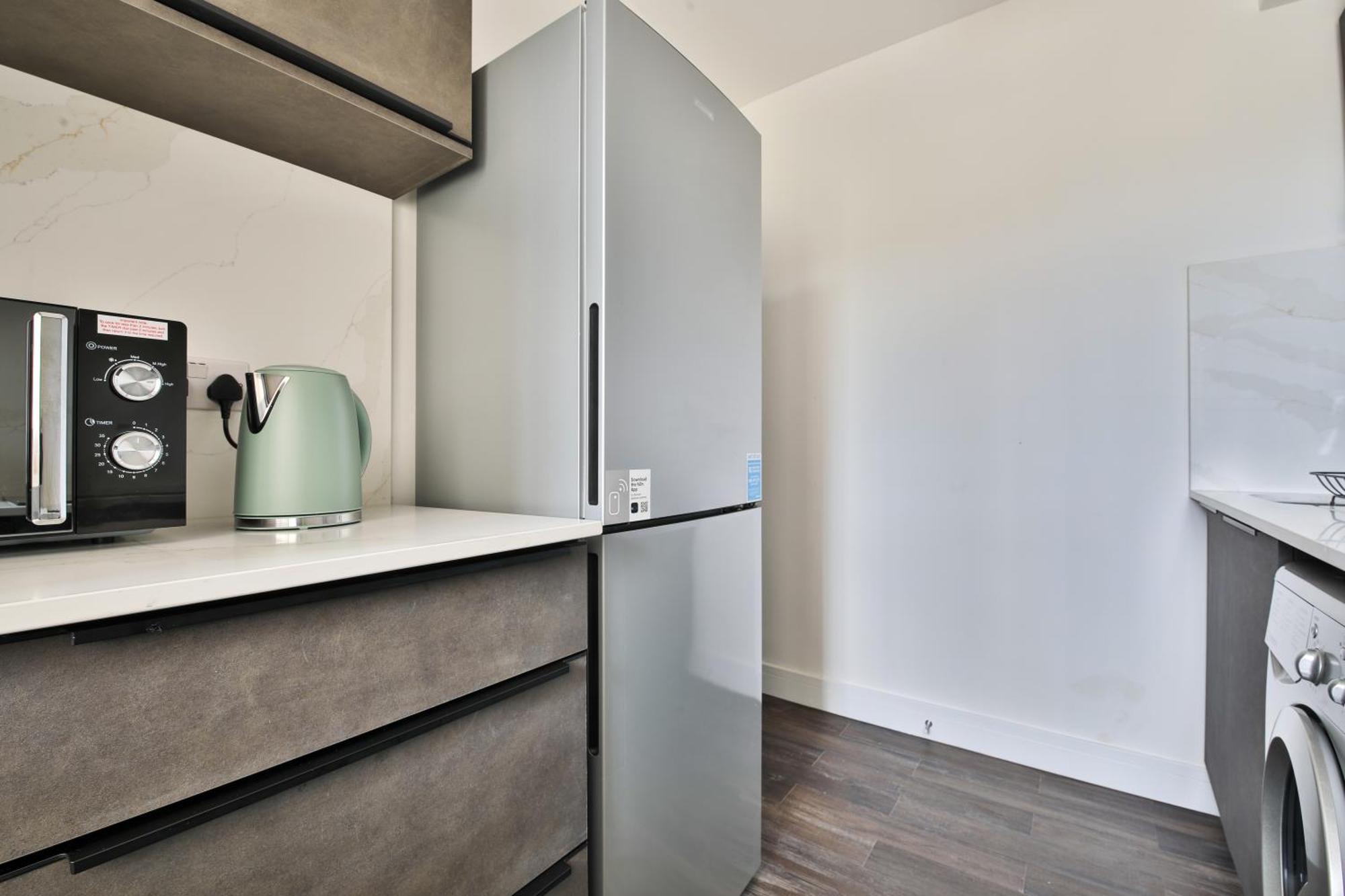 Amber Vista 2 Bedroom Apartments- Supermarket, Coffee Shop, Restaurants & Parking Below 卡迪夫 外观 照片