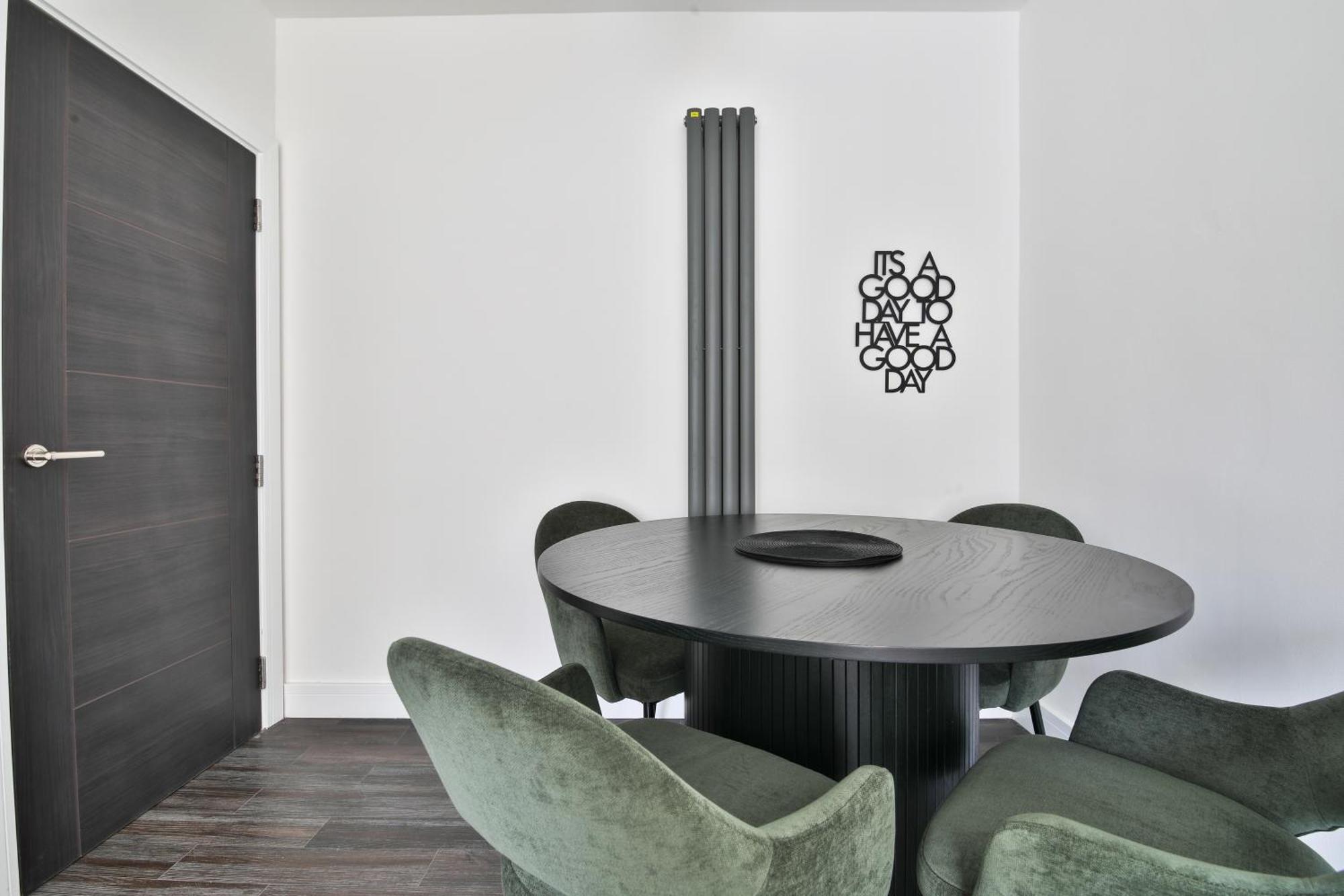 Amber Vista 2 Bedroom Apartments- Supermarket, Coffee Shop, Restaurants & Parking Below 卡迪夫 外观 照片