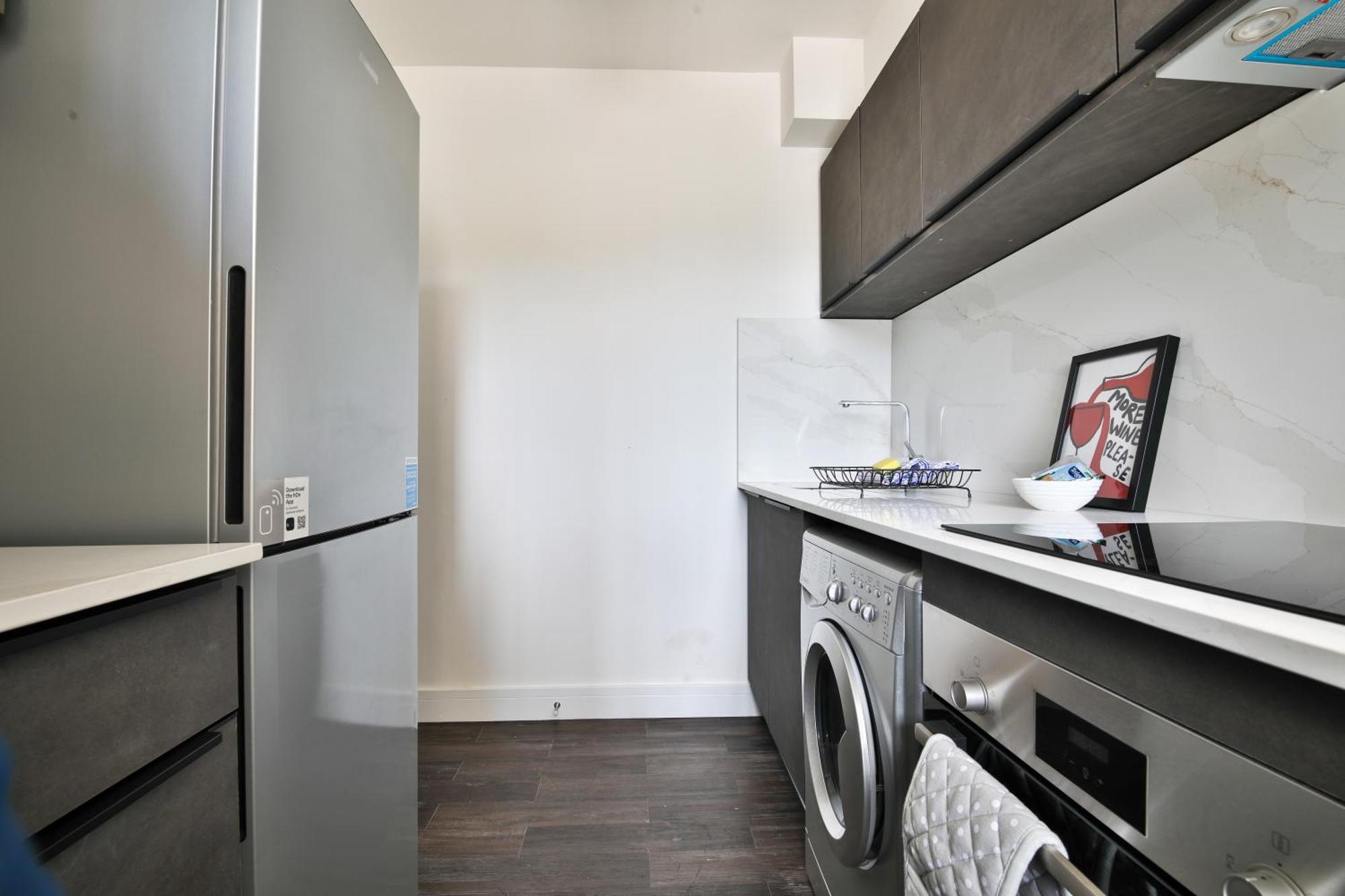 Amber Vista 2 Bedroom Apartments- Supermarket, Coffee Shop, Restaurants & Parking Below 卡迪夫 外观 照片