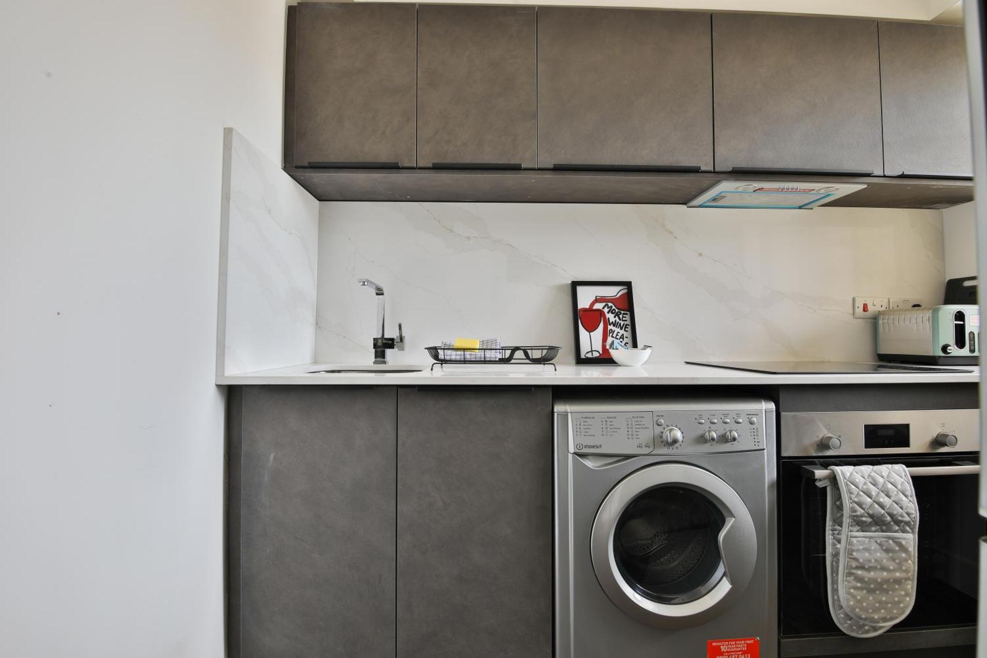 Amber Vista 2 Bedroom Apartments- Supermarket, Coffee Shop, Restaurants & Parking Below 卡迪夫 外观 照片