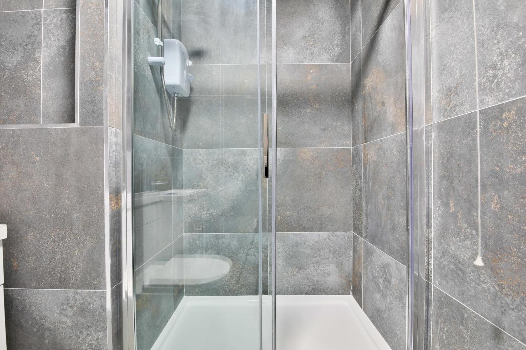 Amber Vista 2 Bedroom Apartments- Supermarket, Coffee Shop, Restaurants & Parking Below 卡迪夫 外观 照片